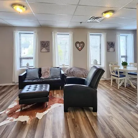 Modern And Chic Home With Fine Furnishing